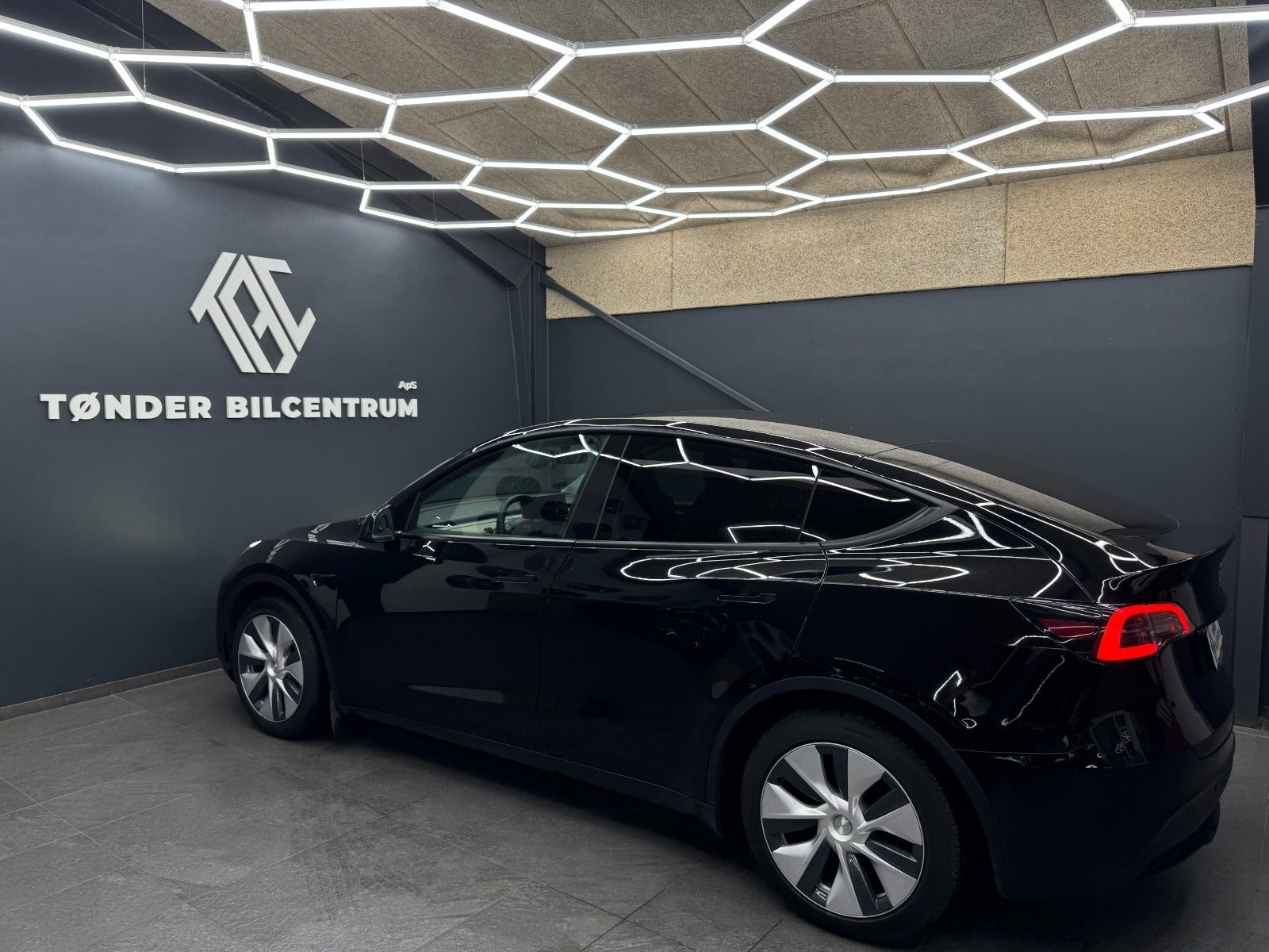 Sort Tesla Model Y fra 2023