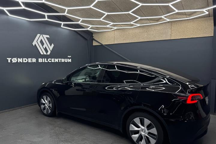 Sort Tesla Model Y fra 2023