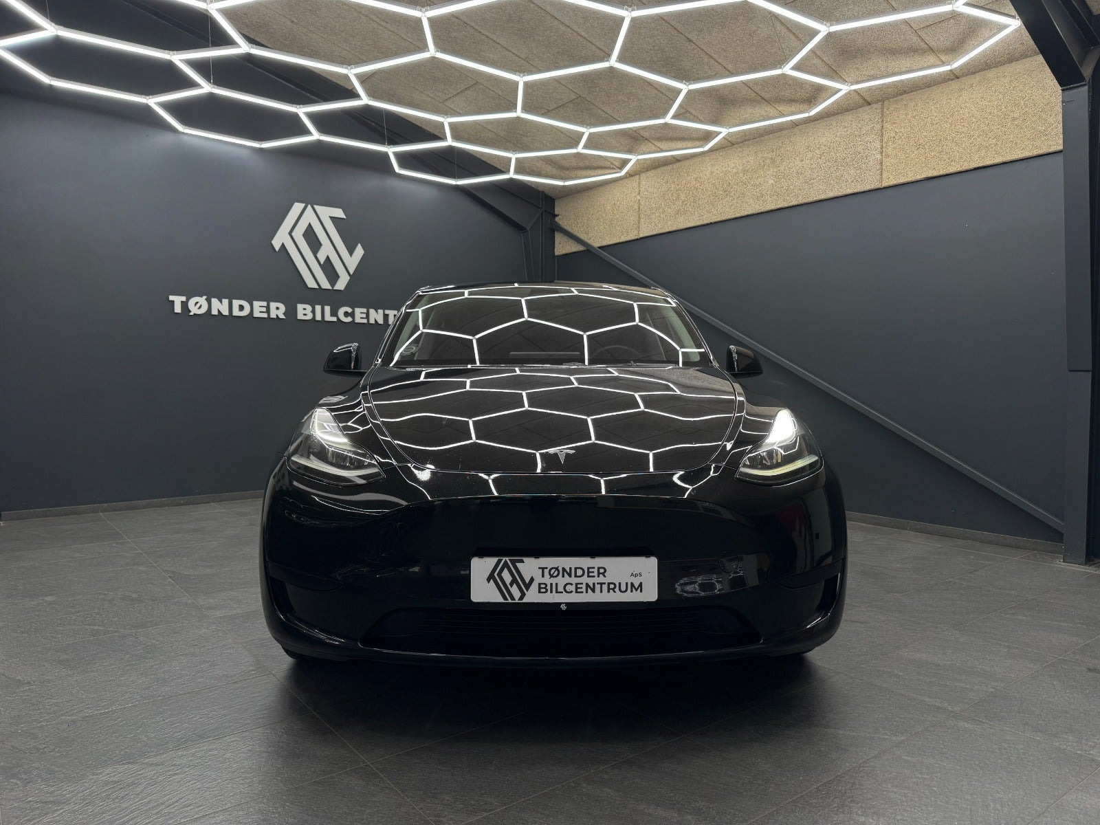 Sort Tesla Model Y fra 2023