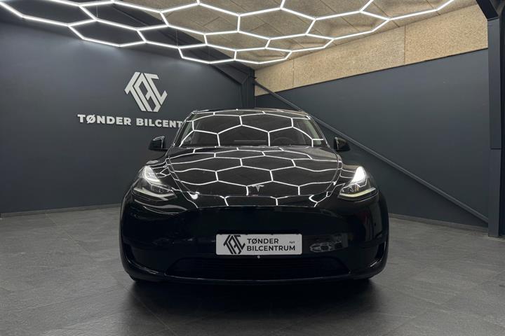 Sort Tesla Model Y fra 2023