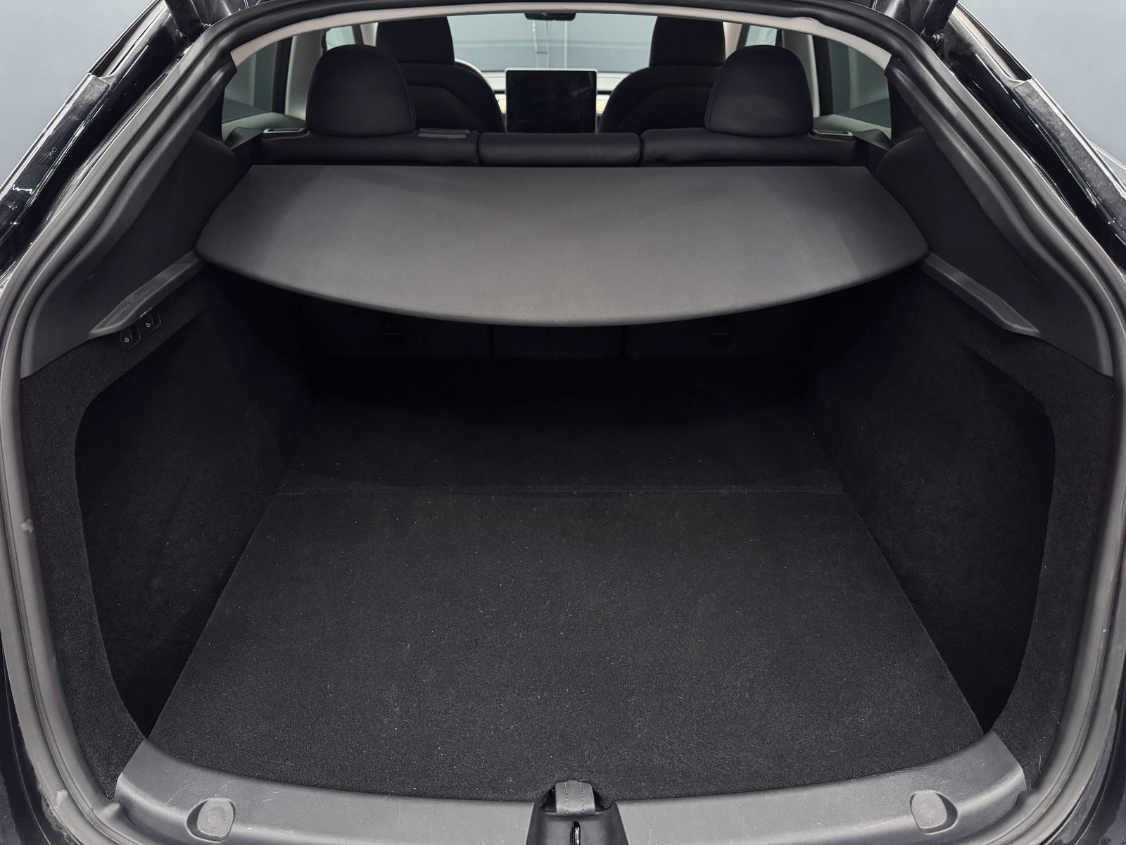 Sort Tesla Model Y fra 2023