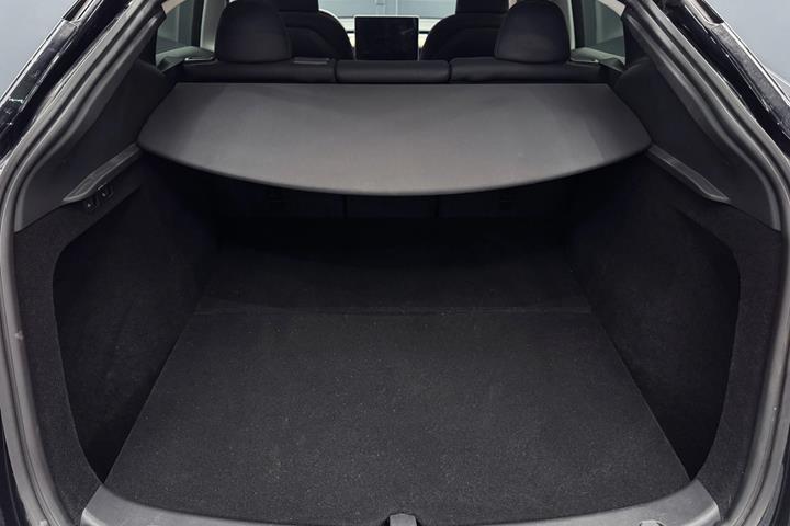 Sort Tesla Model Y fra 2023