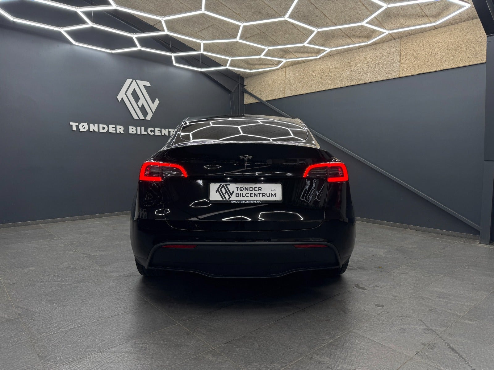 Sort Tesla Model Y fra 2023