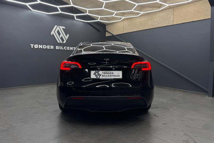 Sort Tesla Model Y fra 2023