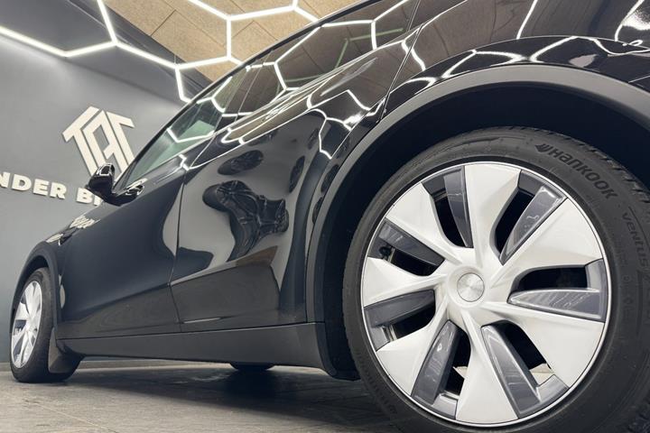 Sort Tesla Model Y fra 2023