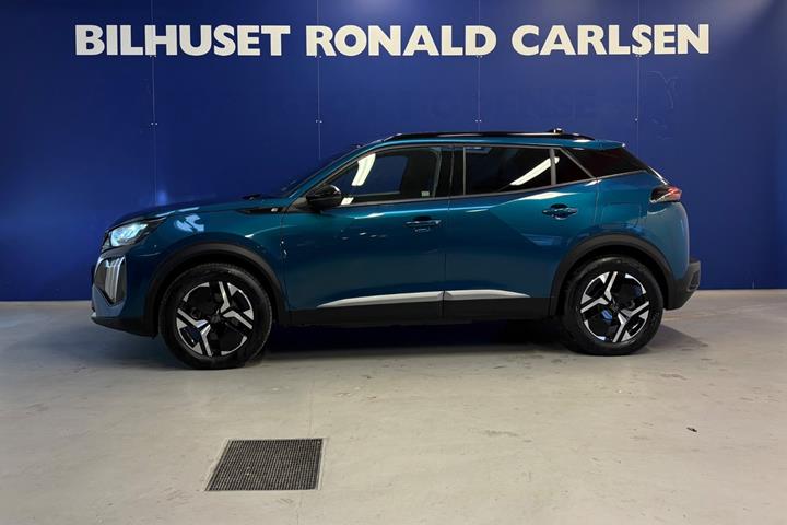 Blå Peugeot e-2008 fra 2025