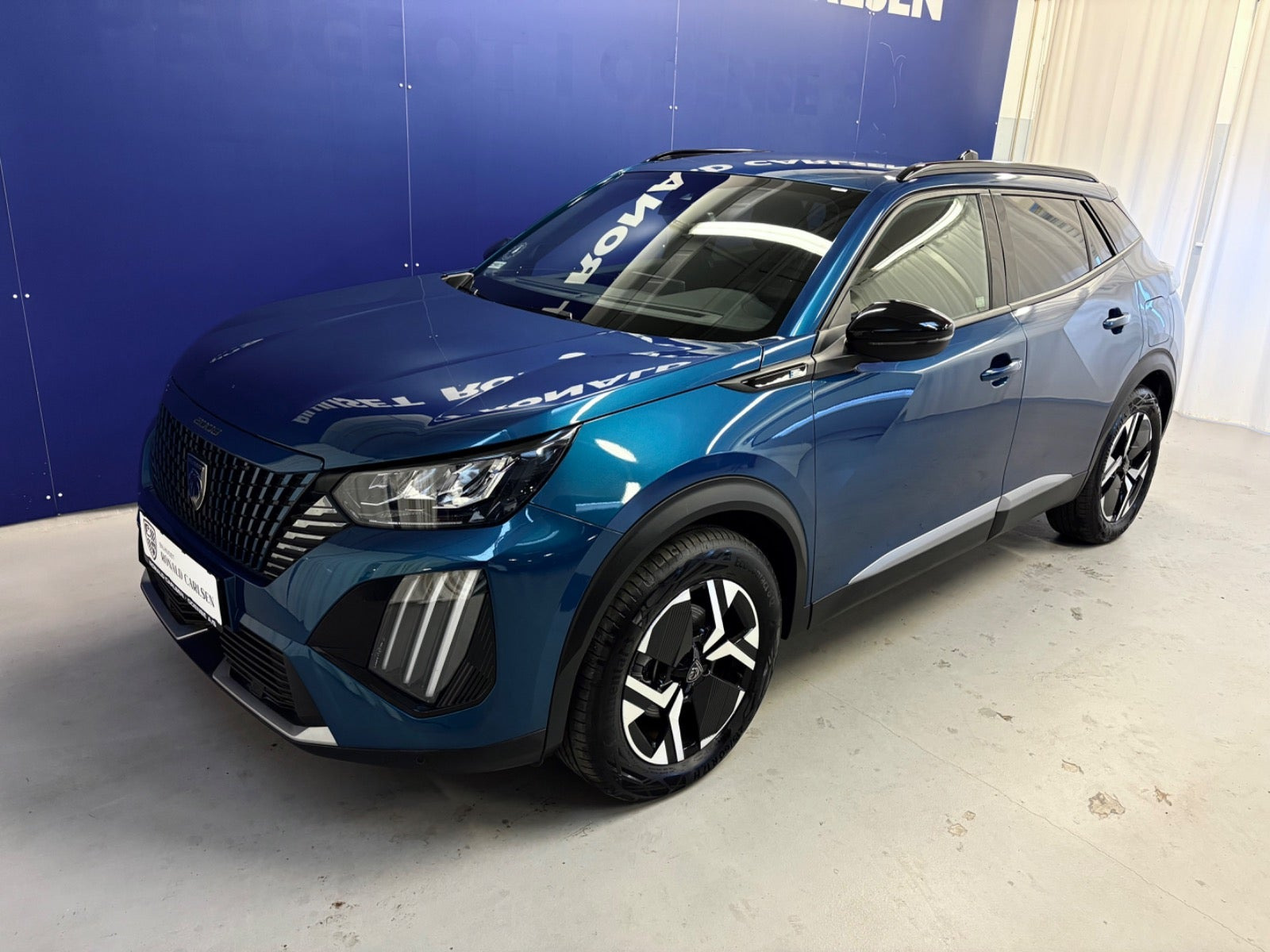 Blå Peugeot e-2008 fra 2025