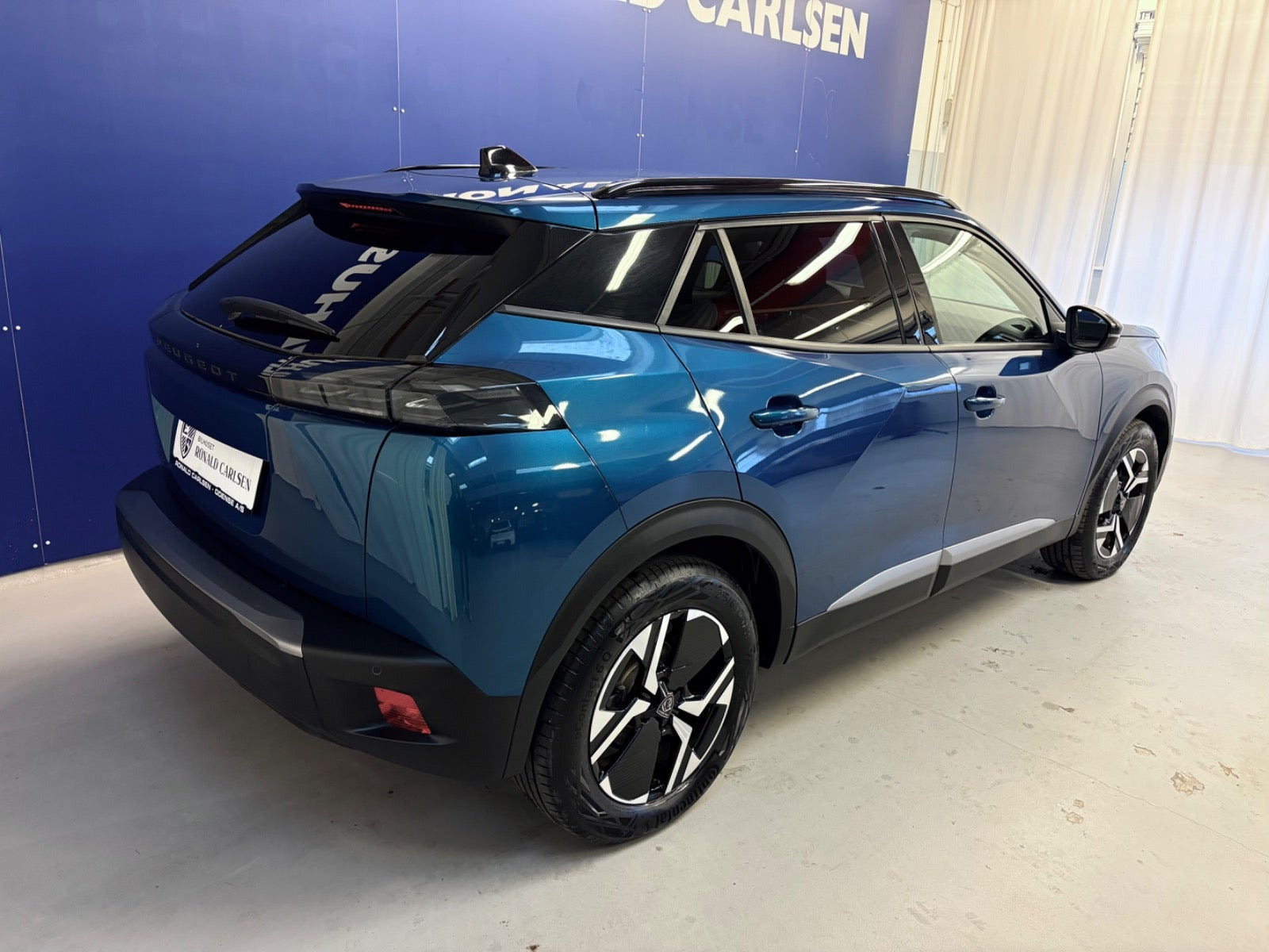 Blå Peugeot e-2008 fra 2025
