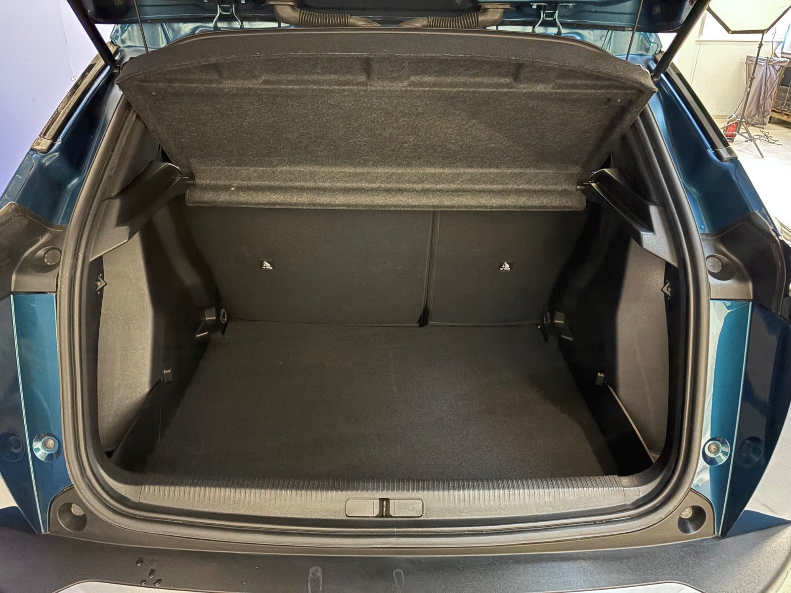 Blå Peugeot e-2008 fra 2025
