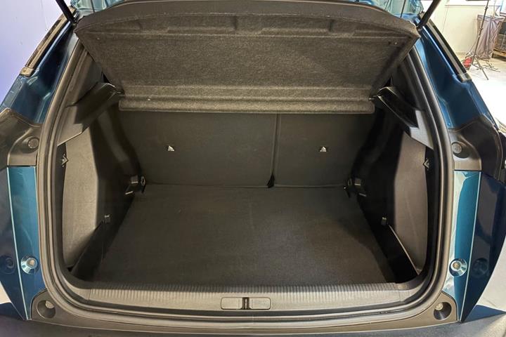 Blå Peugeot e-2008 fra 2025