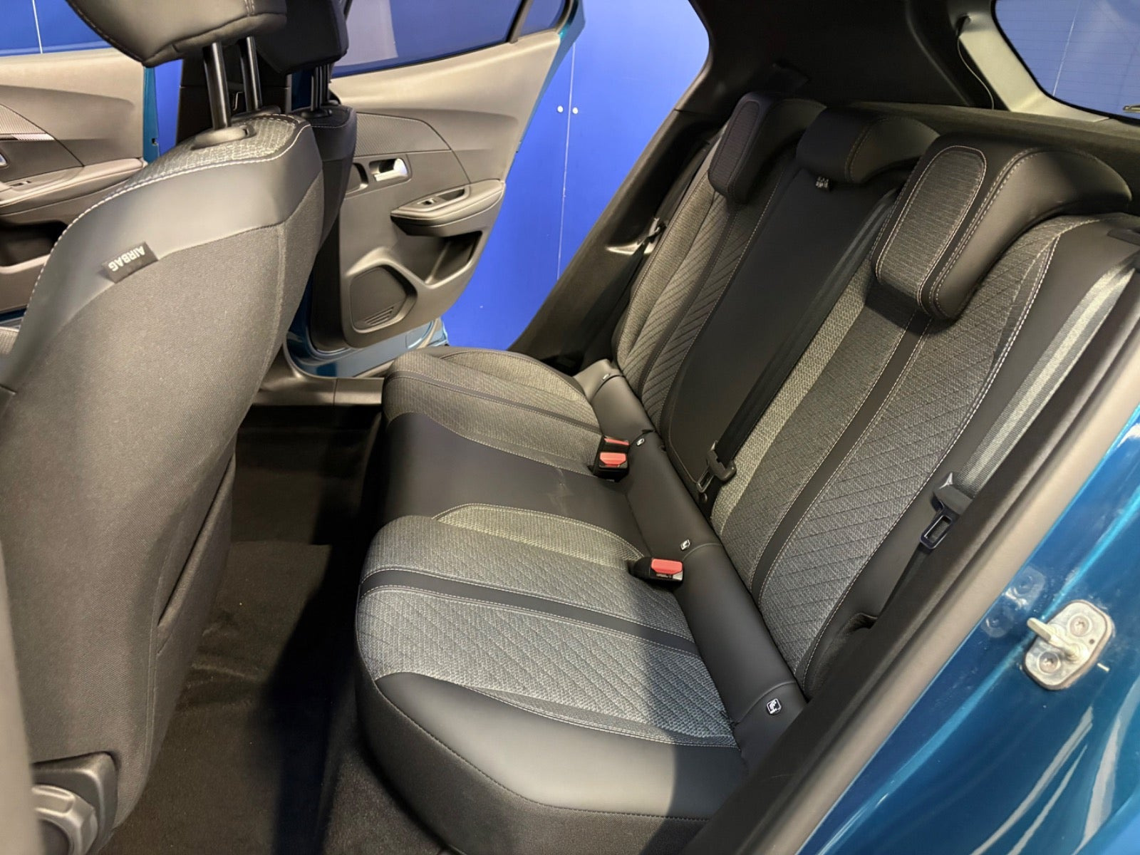 Blå Peugeot e-2008 fra 2025