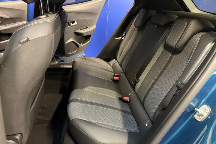 Blå Peugeot e-2008 fra 2025