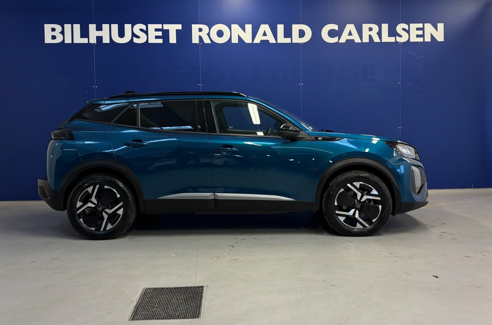 Blå Peugeot e-2008 fra 2025