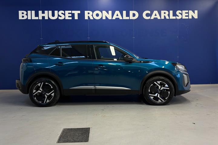 Blå Peugeot e-2008 fra 2025