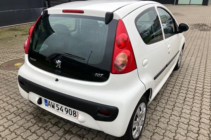 Hvid Peugeot 107 fra 2010