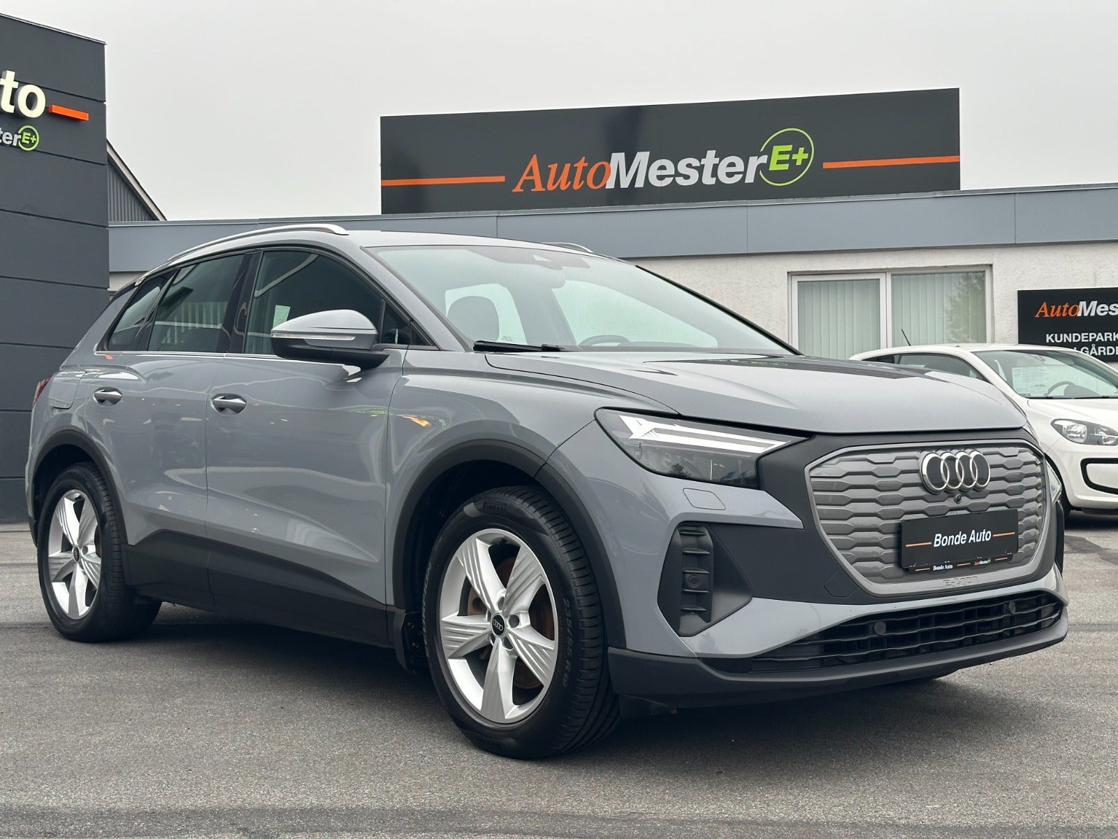 Grå Audi Q4 e-tron fra 2022
