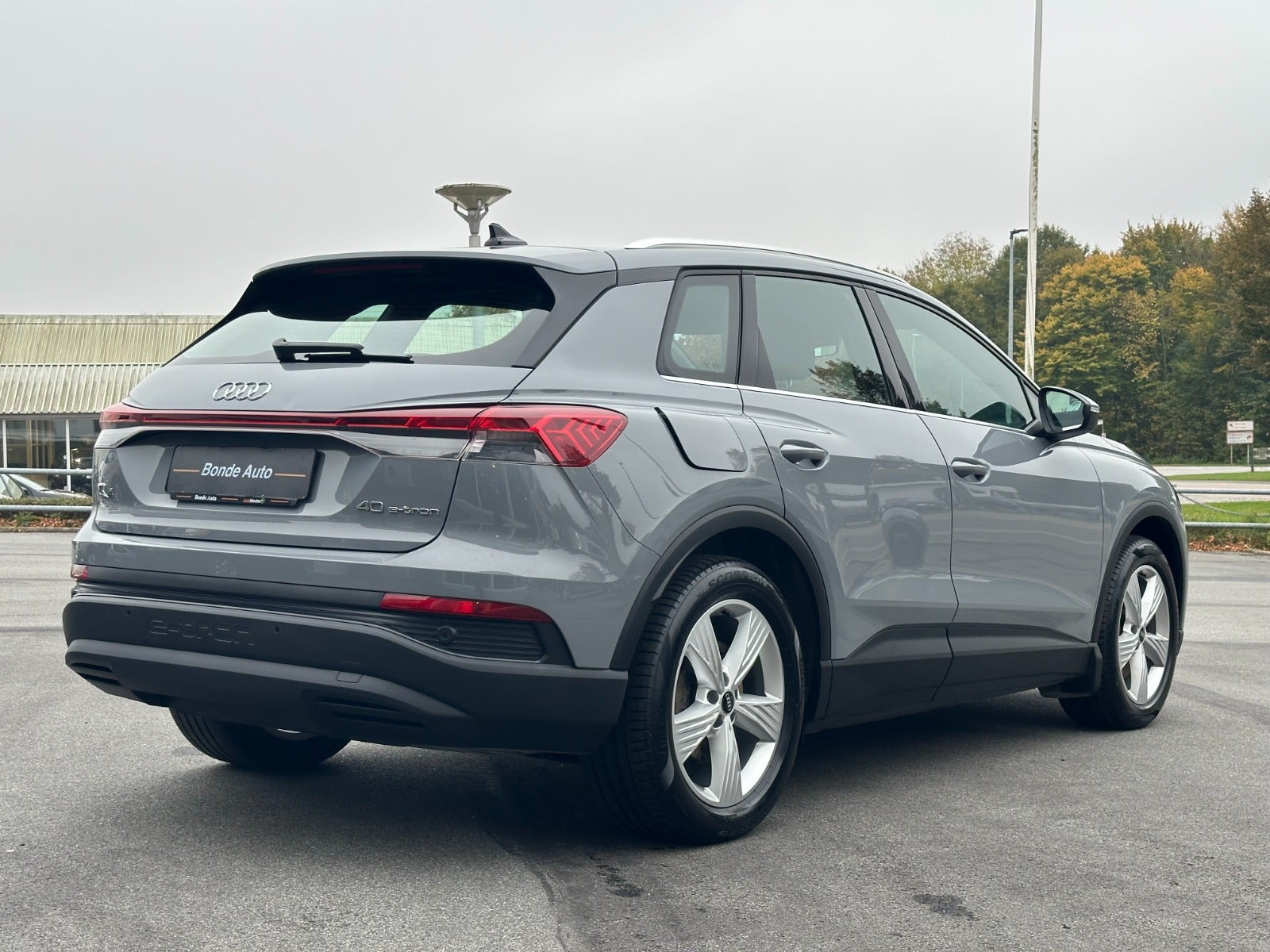 Grå Audi Q4 e-tron fra 2022