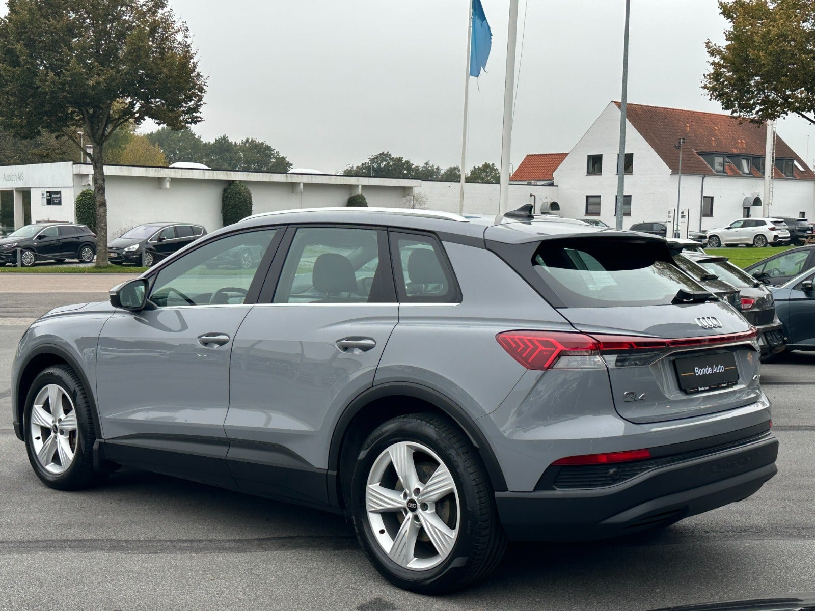 Grå Audi Q4 e-tron fra 2022