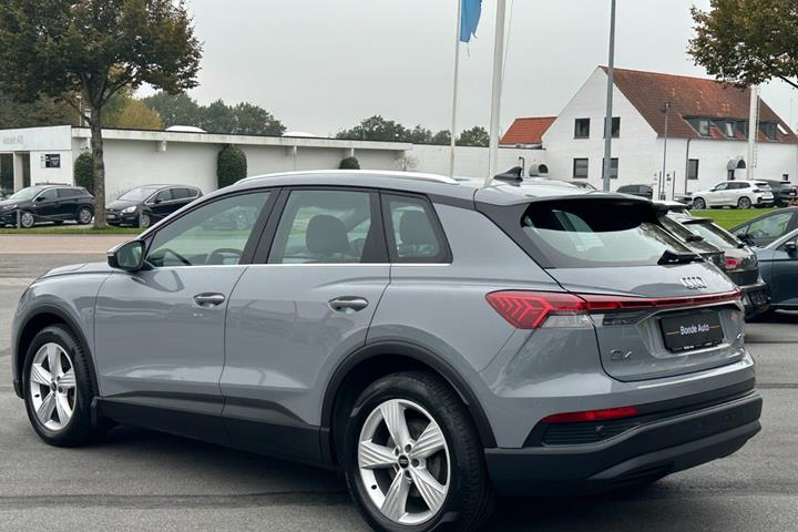 Grå Audi Q4 e-tron fra 2022