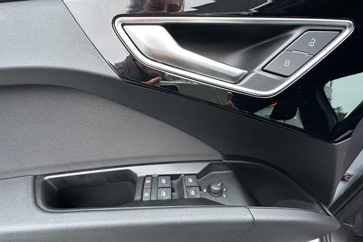 Grå Audi Q4 e-tron fra 2022