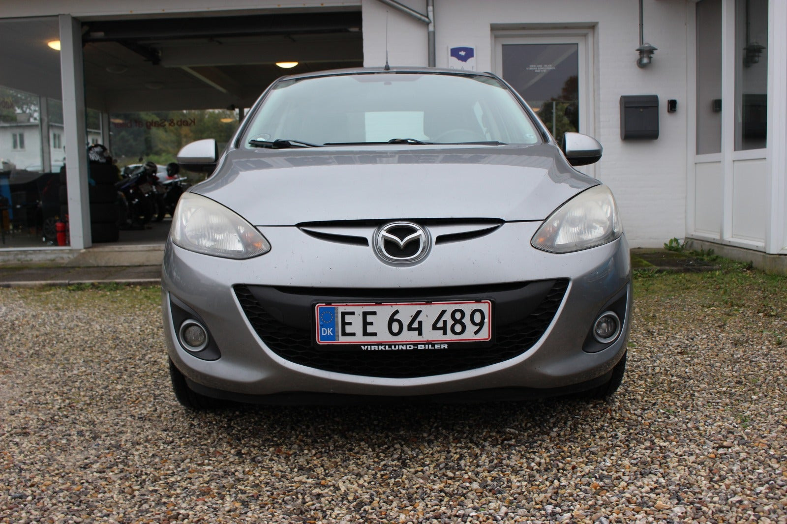 Grå Mazda 2 fra 2011