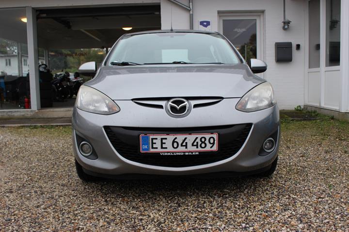 Grå Mazda 2 fra 2011
