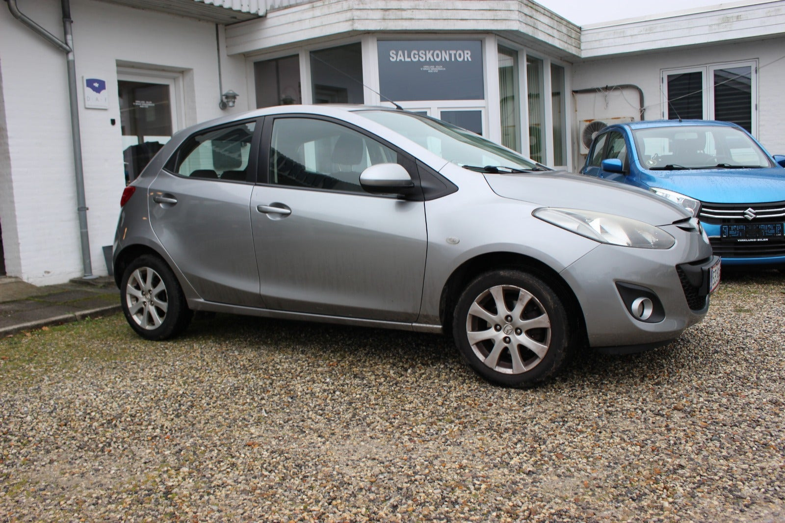 Grå Mazda 2 fra 2011