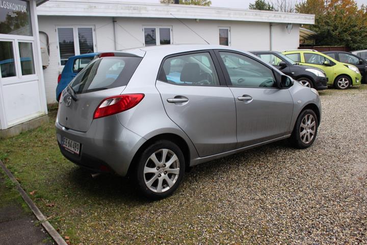 Grå Mazda 2 fra 2011