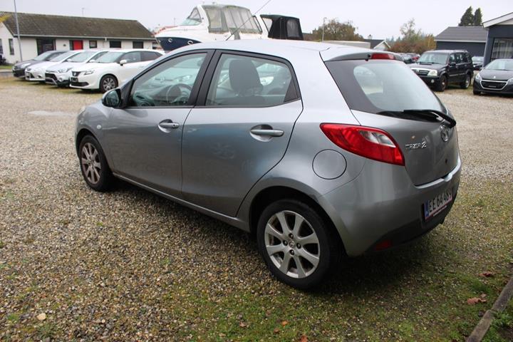 Grå Mazda 2 fra 2011