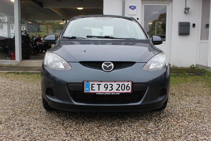 Grå Mazda 2 fra 2008