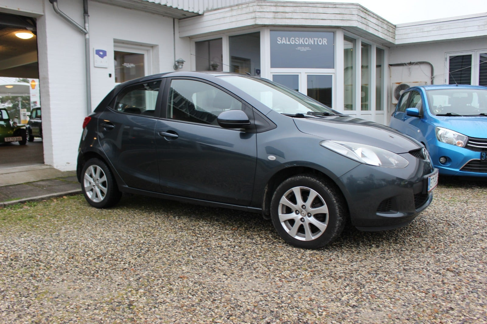 Grå Mazda 2 fra 2008