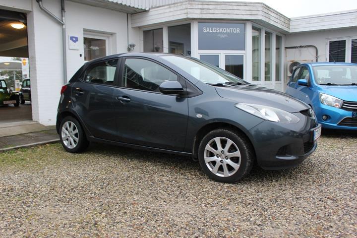 Grå Mazda 2 fra 2008
