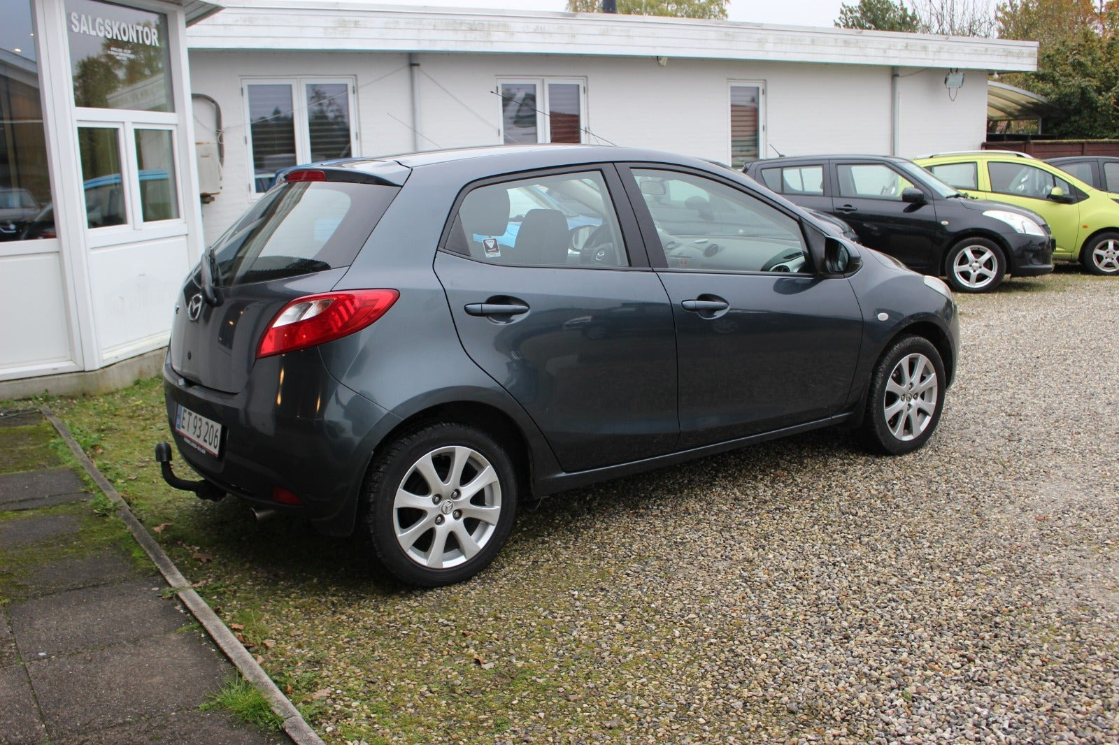 Grå Mazda 2 fra 2008