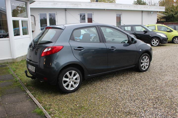 Grå Mazda 2 fra 2008