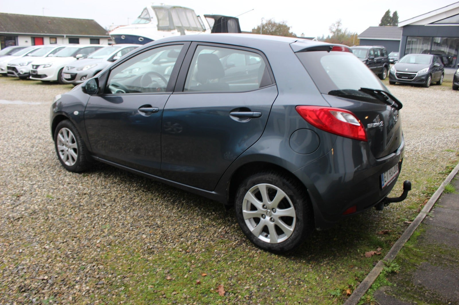 Grå Mazda 2 fra 2008