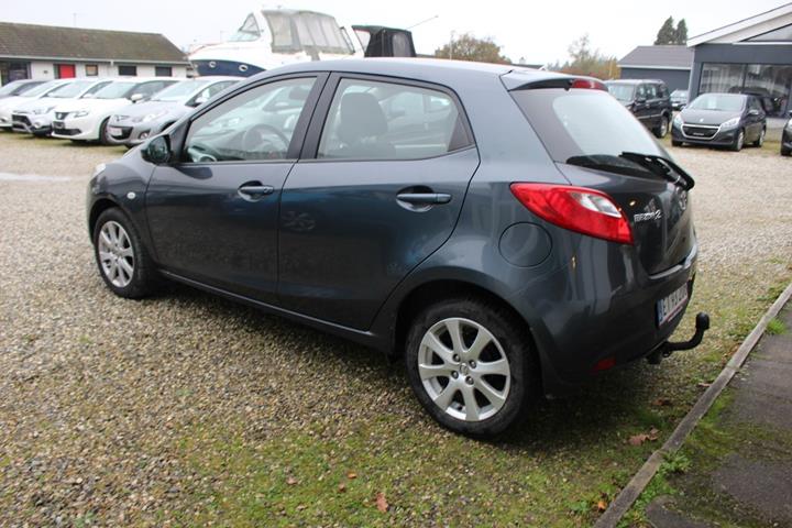 Grå Mazda 2 fra 2008