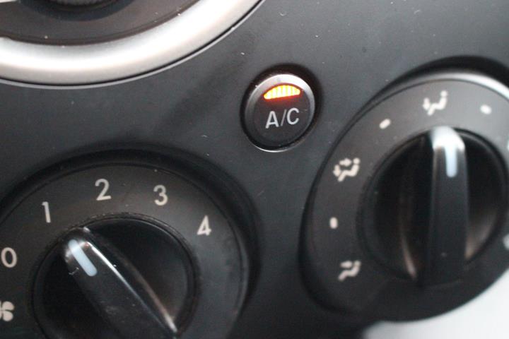 Grå Mazda 2 fra 2008