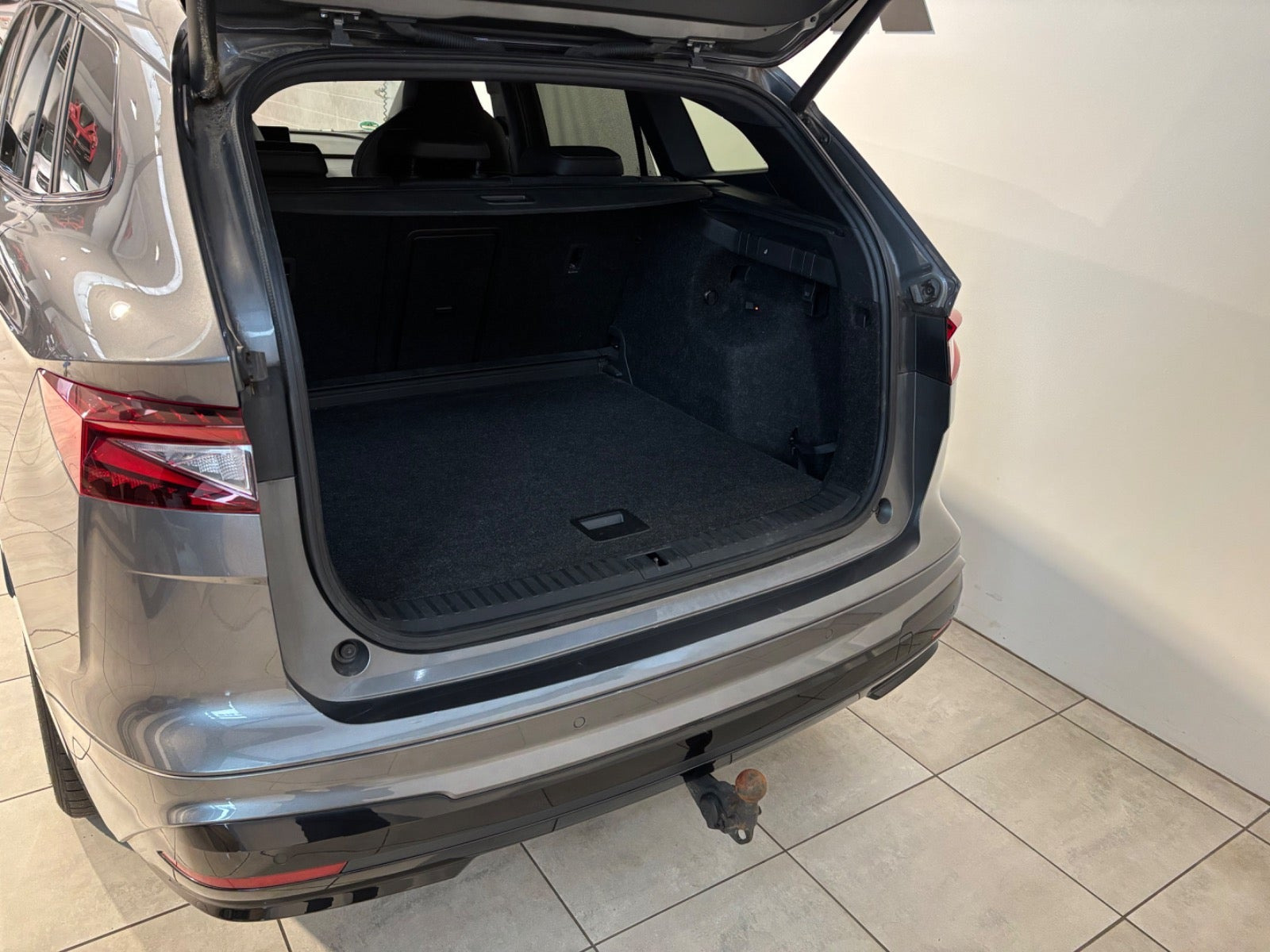 Grå Skoda Enyaq fra 2023