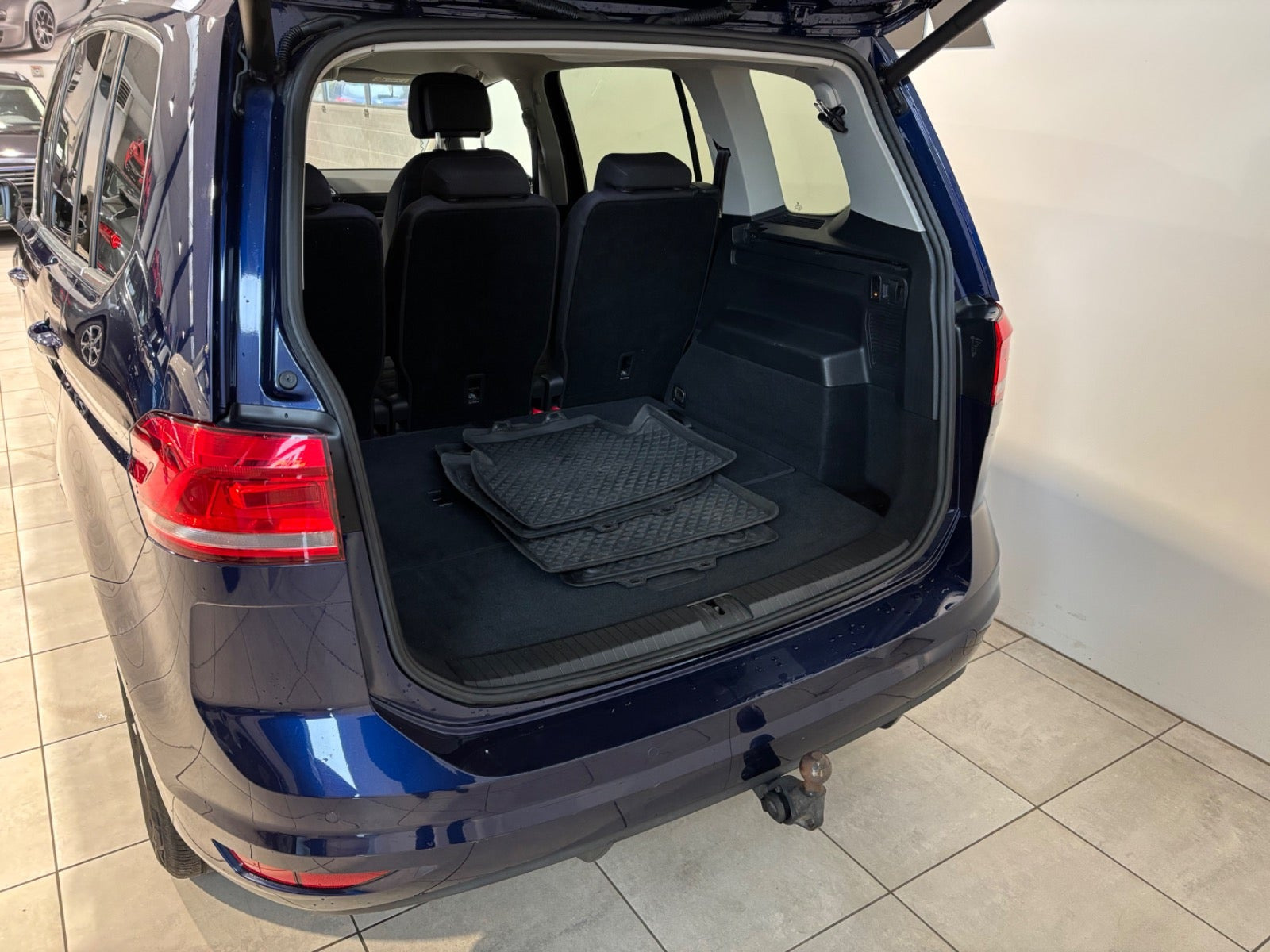 Blå VW Touran fra 2019