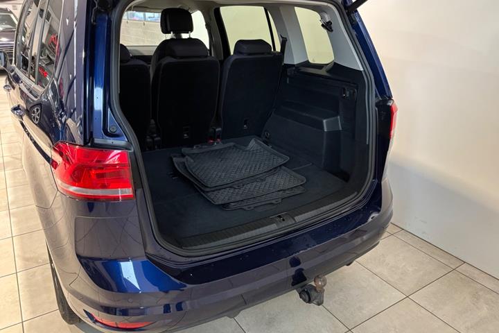 Blå VW Touran fra 2019