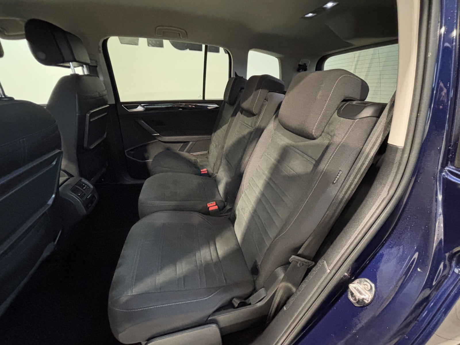 Blå VW Touran fra 2019