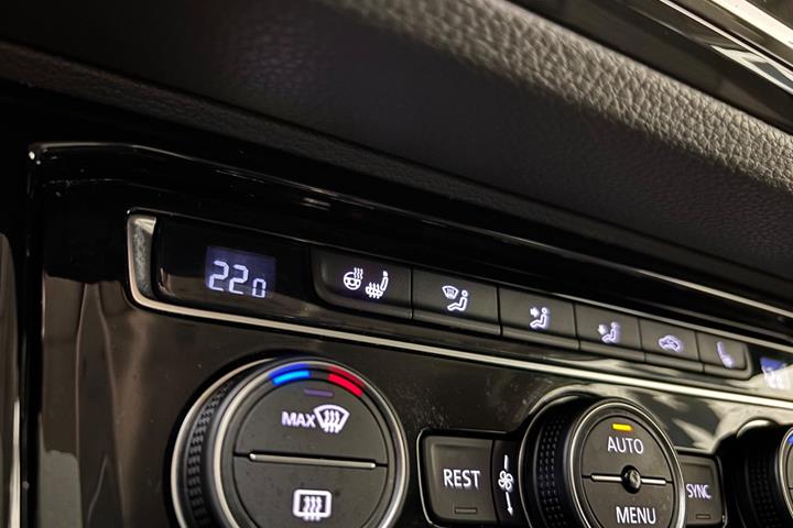 Blå VW Touran fra 2019