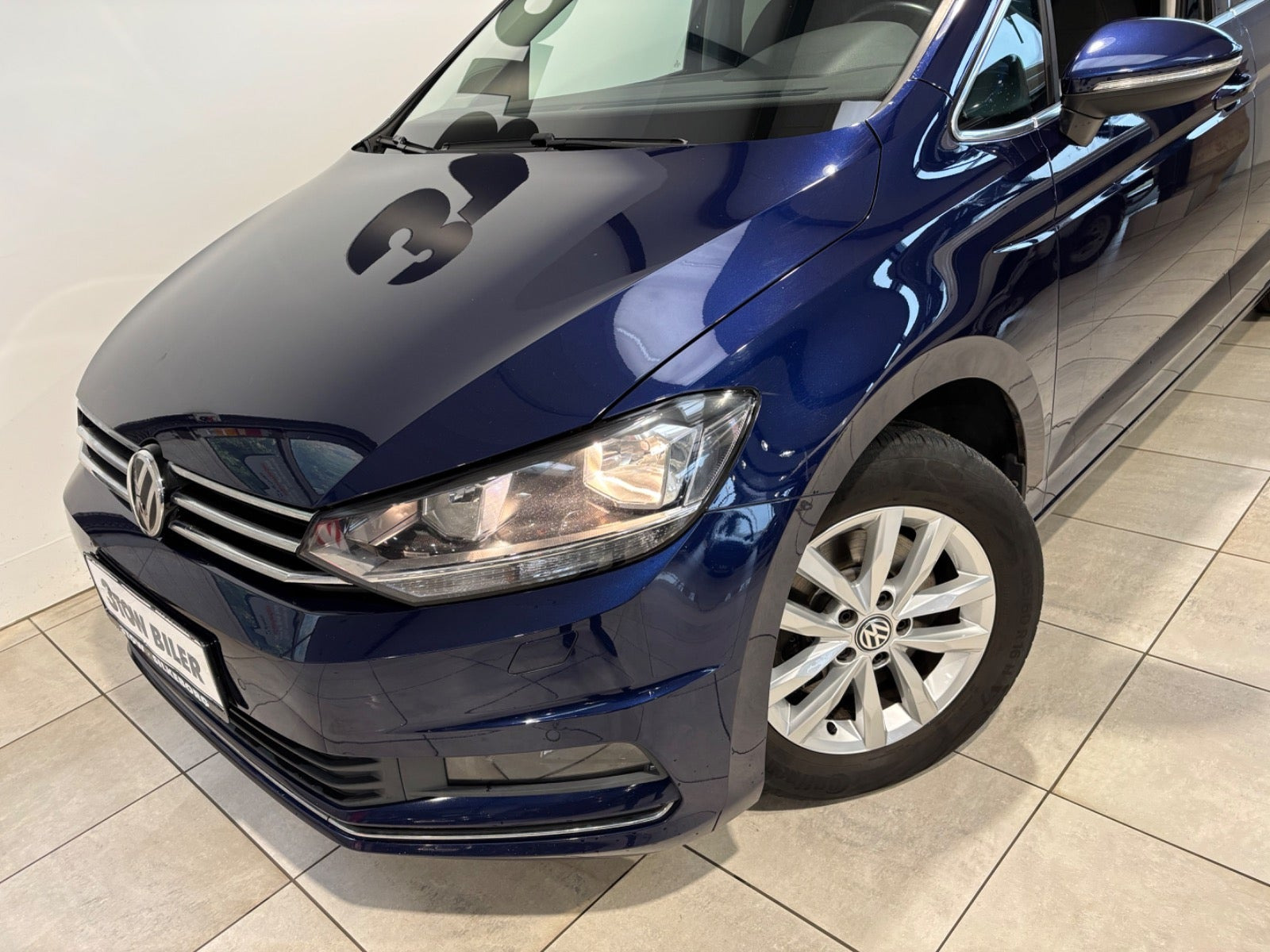 Blå VW Touran fra 2019