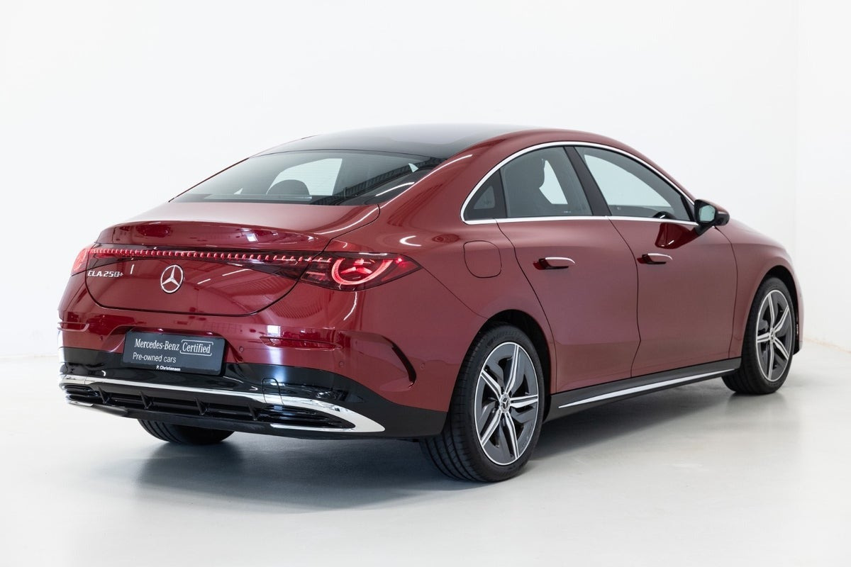 Rød Mercedes CLA250+ fra 2025