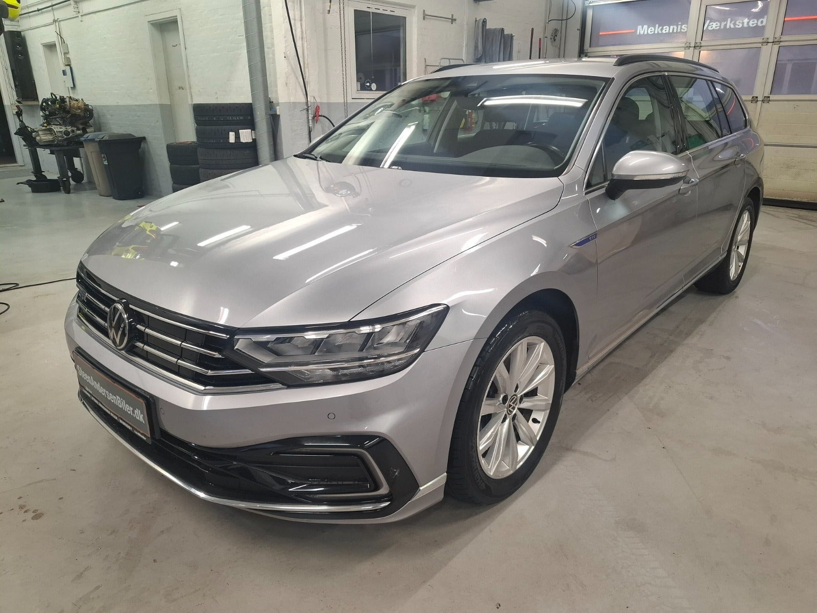 Sølv VW Passat fra 2021