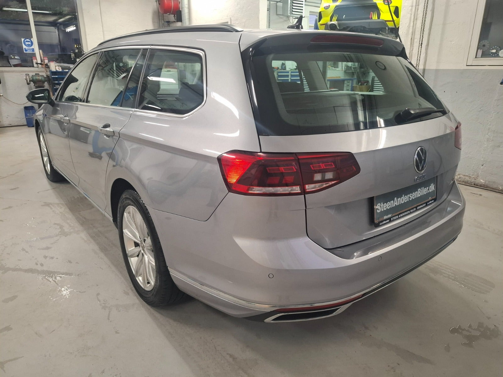 Sølv VW Passat fra 2021