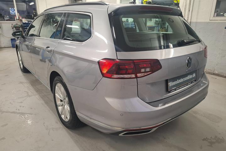 Sølv VW Passat fra 2021