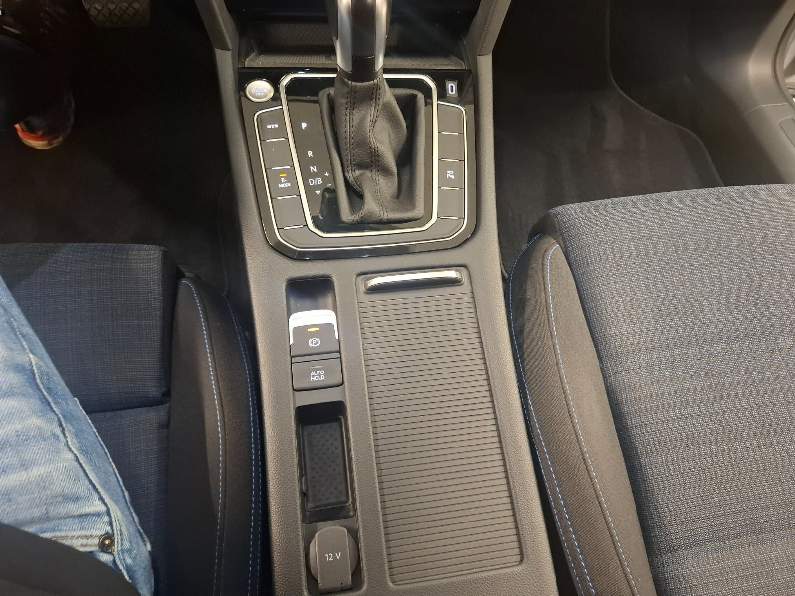 Sølv VW Passat fra 2021