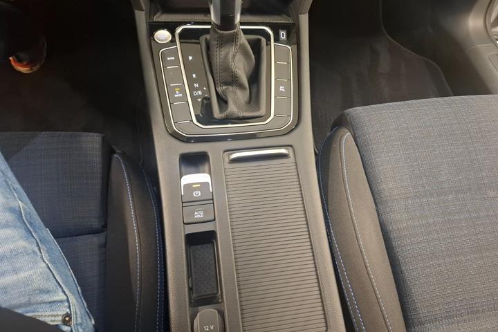 Sølv VW Passat fra 2021
