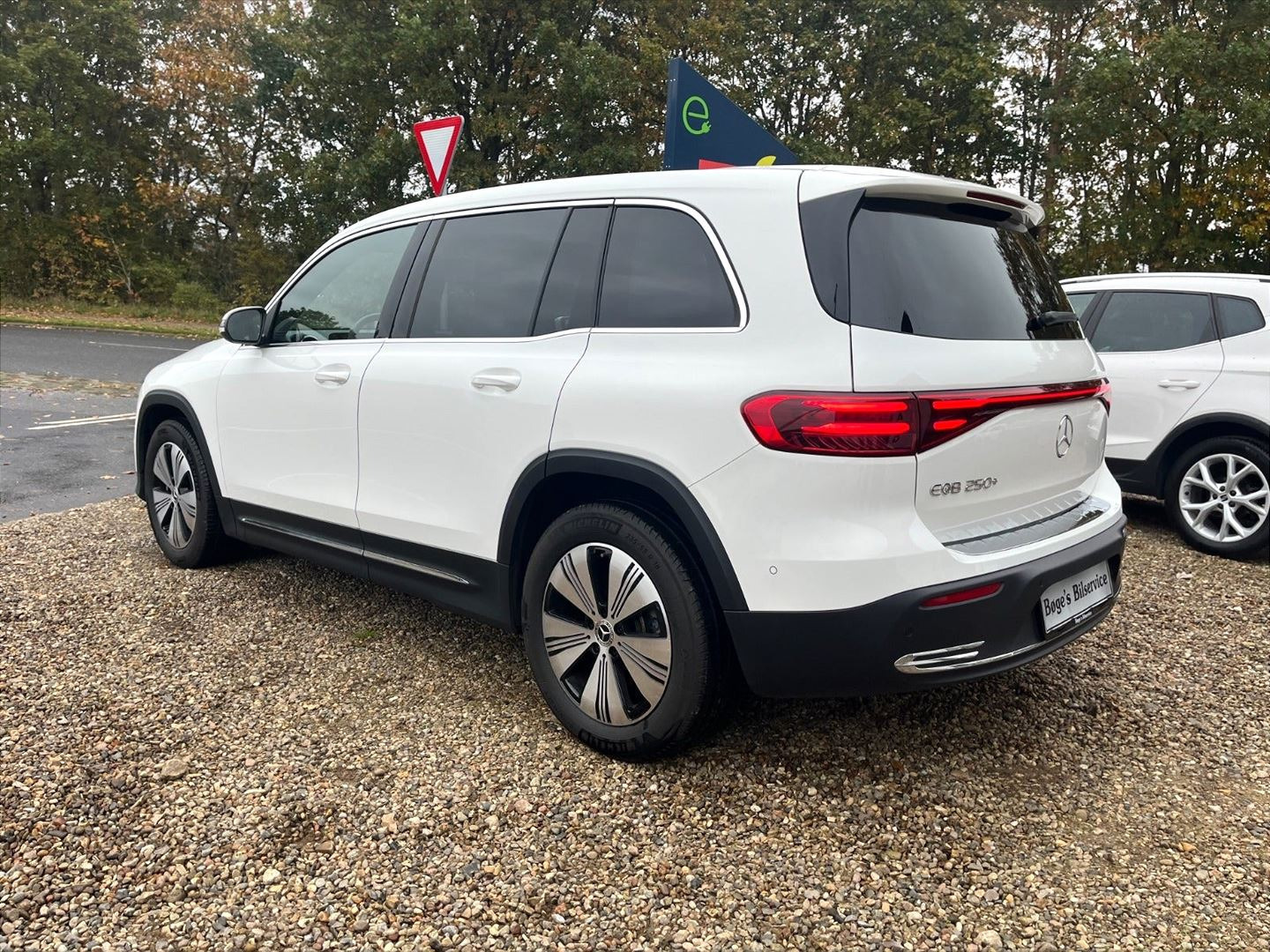 Hvid Mercedes EQB250+ fra 2025